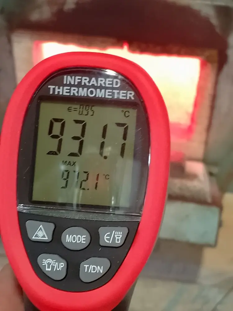Das Infrarotthermometer zeigt 970° C
