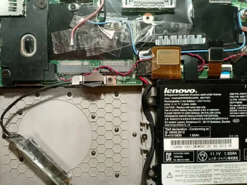 Lenovo X250 ohne Festplatte und zwei Funkchips entfernt