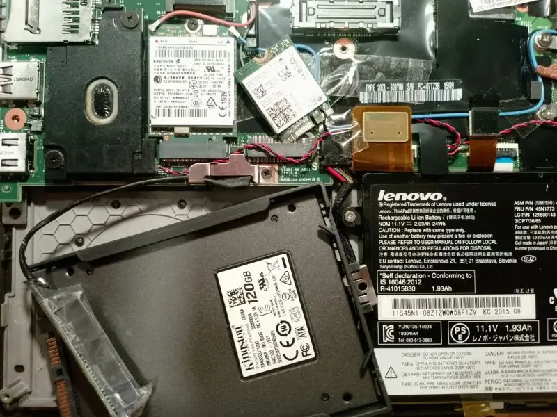 Lenovo X250 beim Ausbau der Festplatte und des ersten Funkchips
